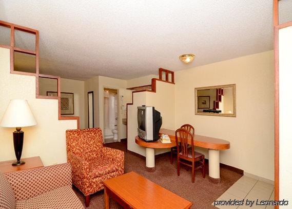 Hotel Rodeway & South Of Fiesta Park 2*